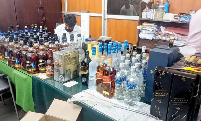 Police in Gadchiroli seize illegal liquor and vehicle worth Rs 3.4 lakh in major