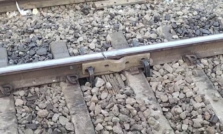 Suburban, long-distance trains disrupted due to track crack at Vaitarna station