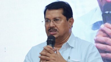 Wadettiwar targets Munde over `corruption` in crop insurance scheme