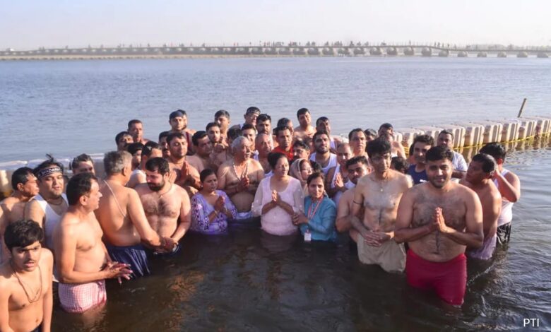 Pak Hindus Visit Maha Kumbh, Take Dip In Sangam